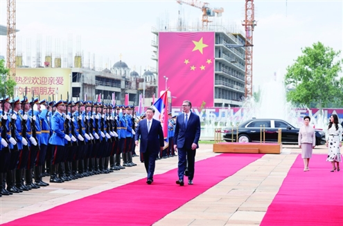 当地时间5月8日上午,国家主席习近平在贝尔格莱德塞尔维亚大厦同塞尔维亚总统武契奇举行会谈。这是会谈前,武契奇为习近平举行隆重欢迎仪式。◎新华社发